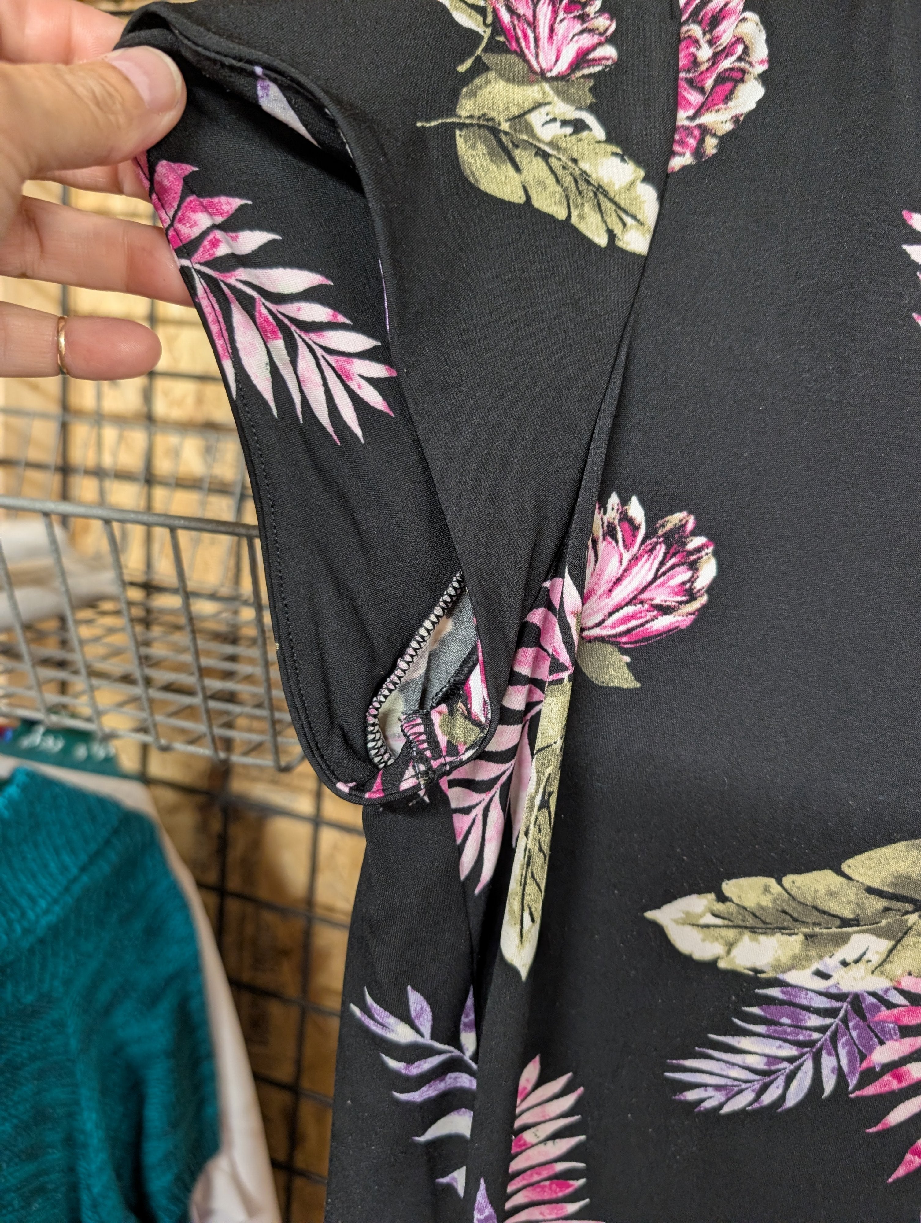 Croft & Barrow Floral Button-Up Blouse Size M - Image 3