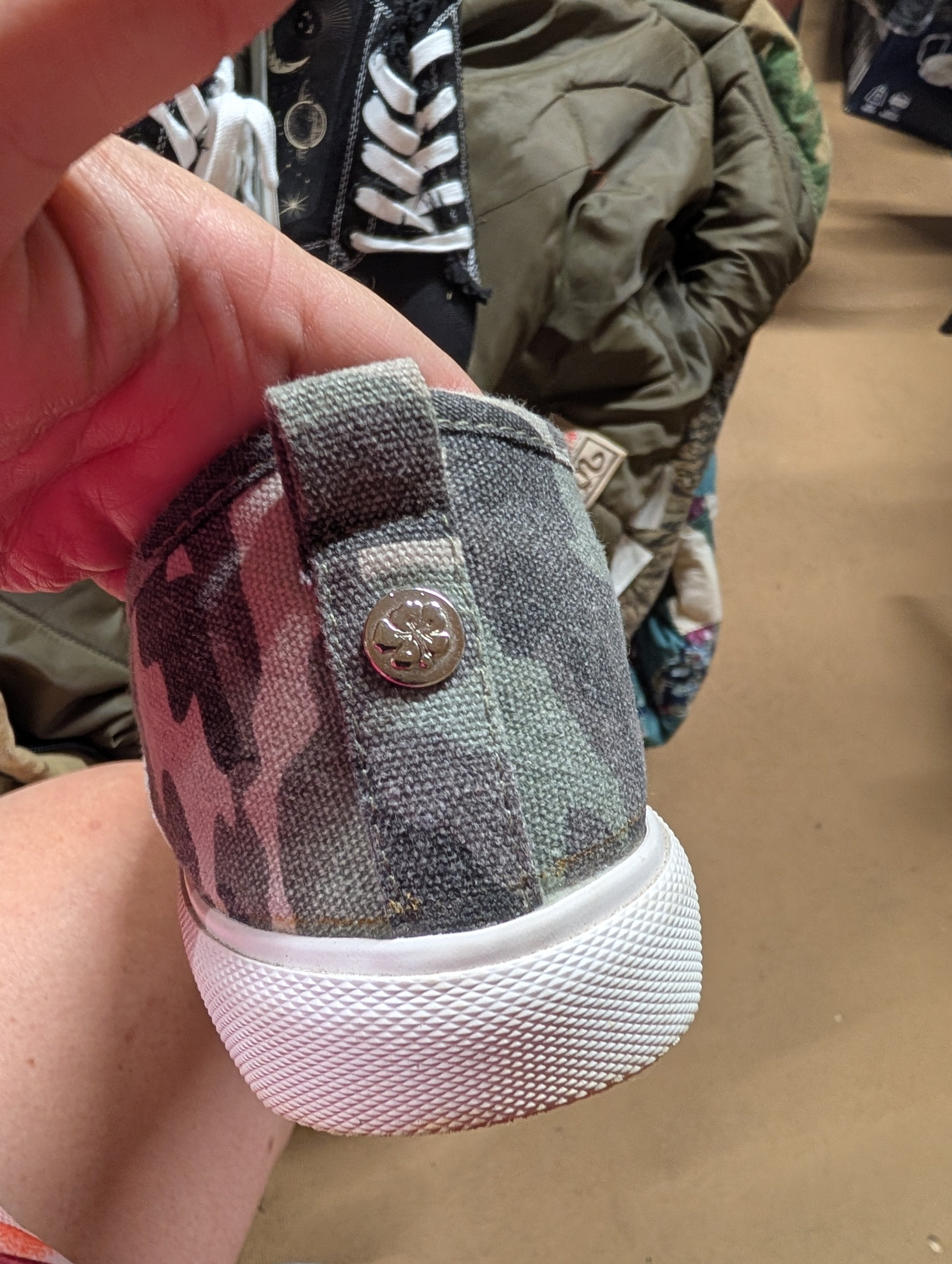 Tommy Bahama Camo Slip-On Sneakers Size 10 - Image 4