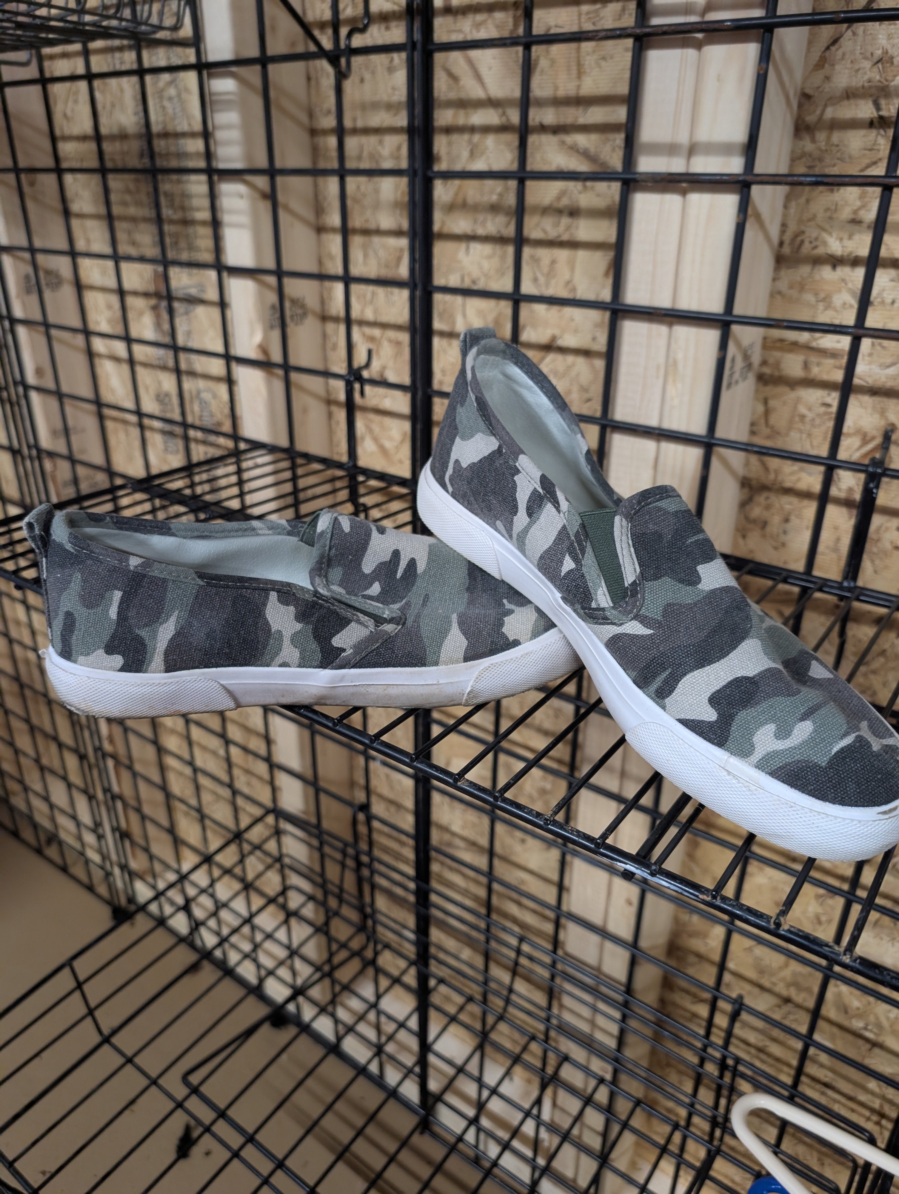 Tommy Bahama Camo Slip-On Sneakers Size 10 - Image 1