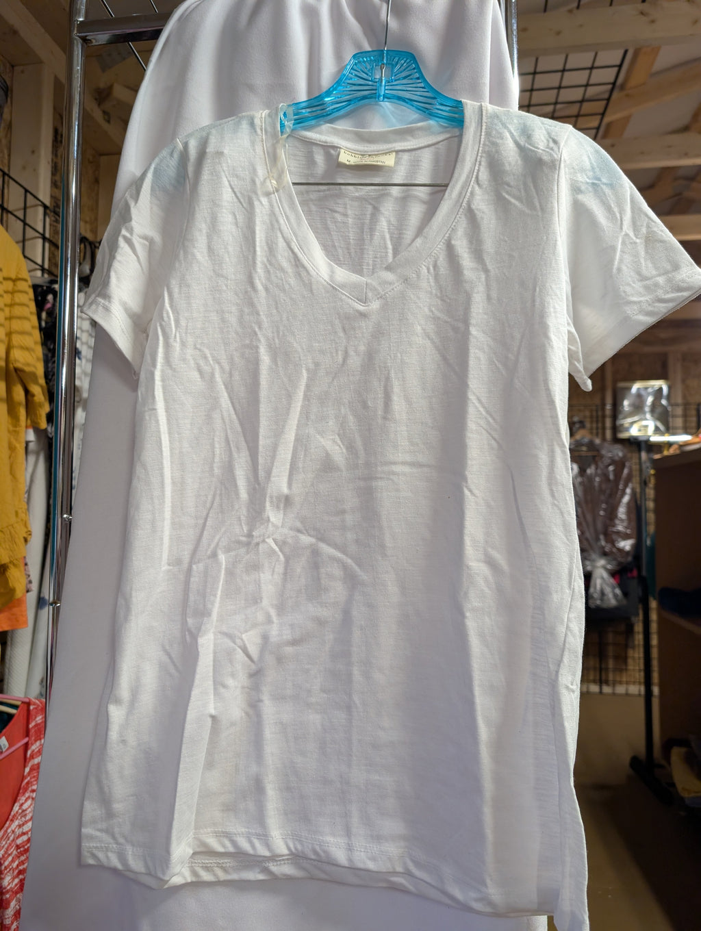 Bobbie Brooks Women's White V-Neck T-Shirt Medium - Image 3