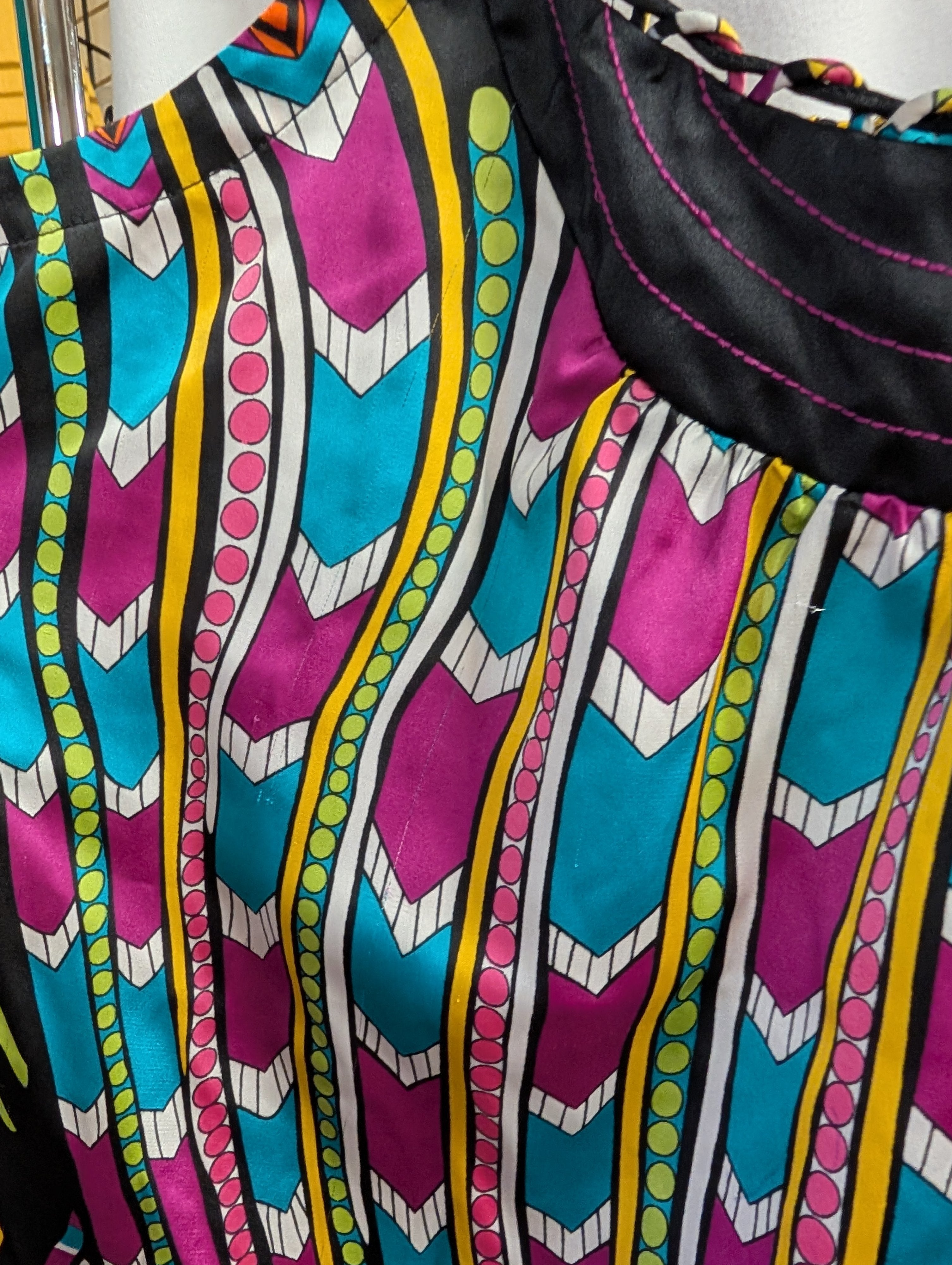 Colorful Sleeveless Top with Geometric Print size L - Image 2