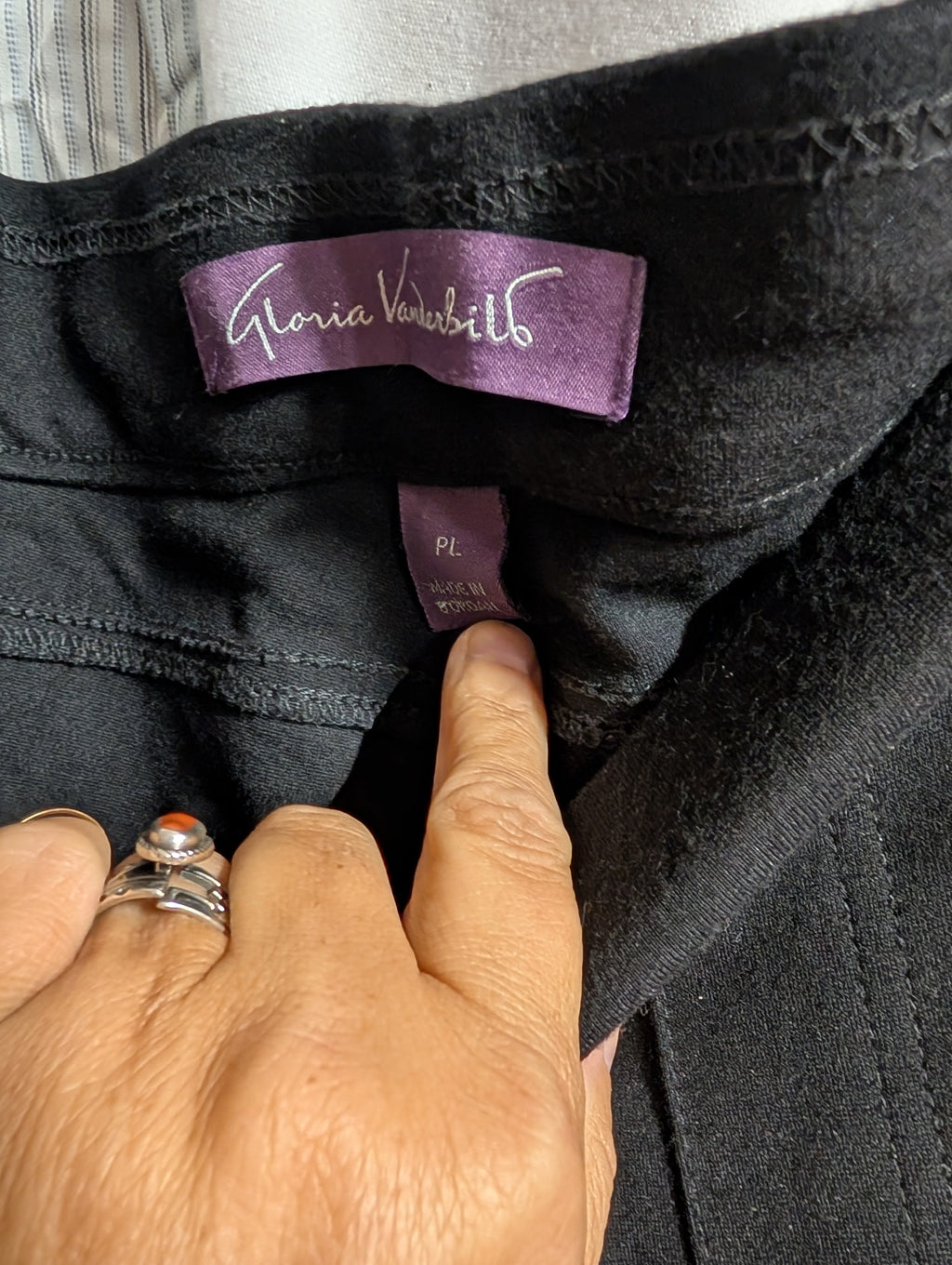 Gloria Vanderbilt Black Stretch Pants with Pocket Detail - Image 3