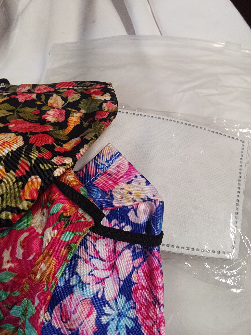 Floral Pattern Face Masks Set of 4 with filter - Image 3
