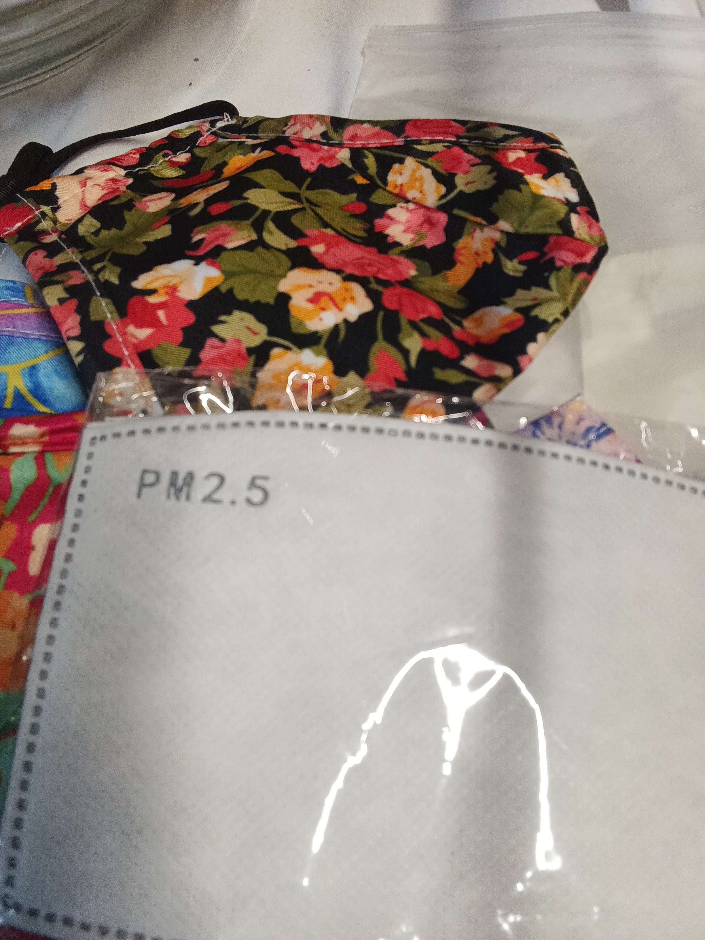 Floral Pattern Face Masks Set of 4 with filter - Image 4