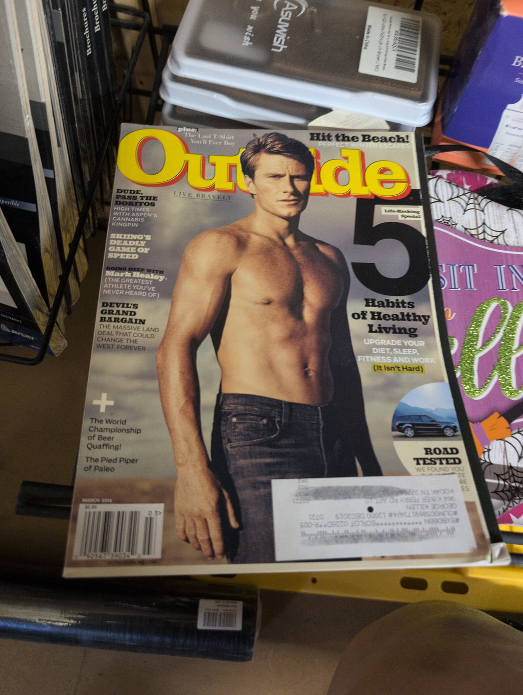 Outside Magazine Lot of 3 Issues 2016-2019 - Image 5