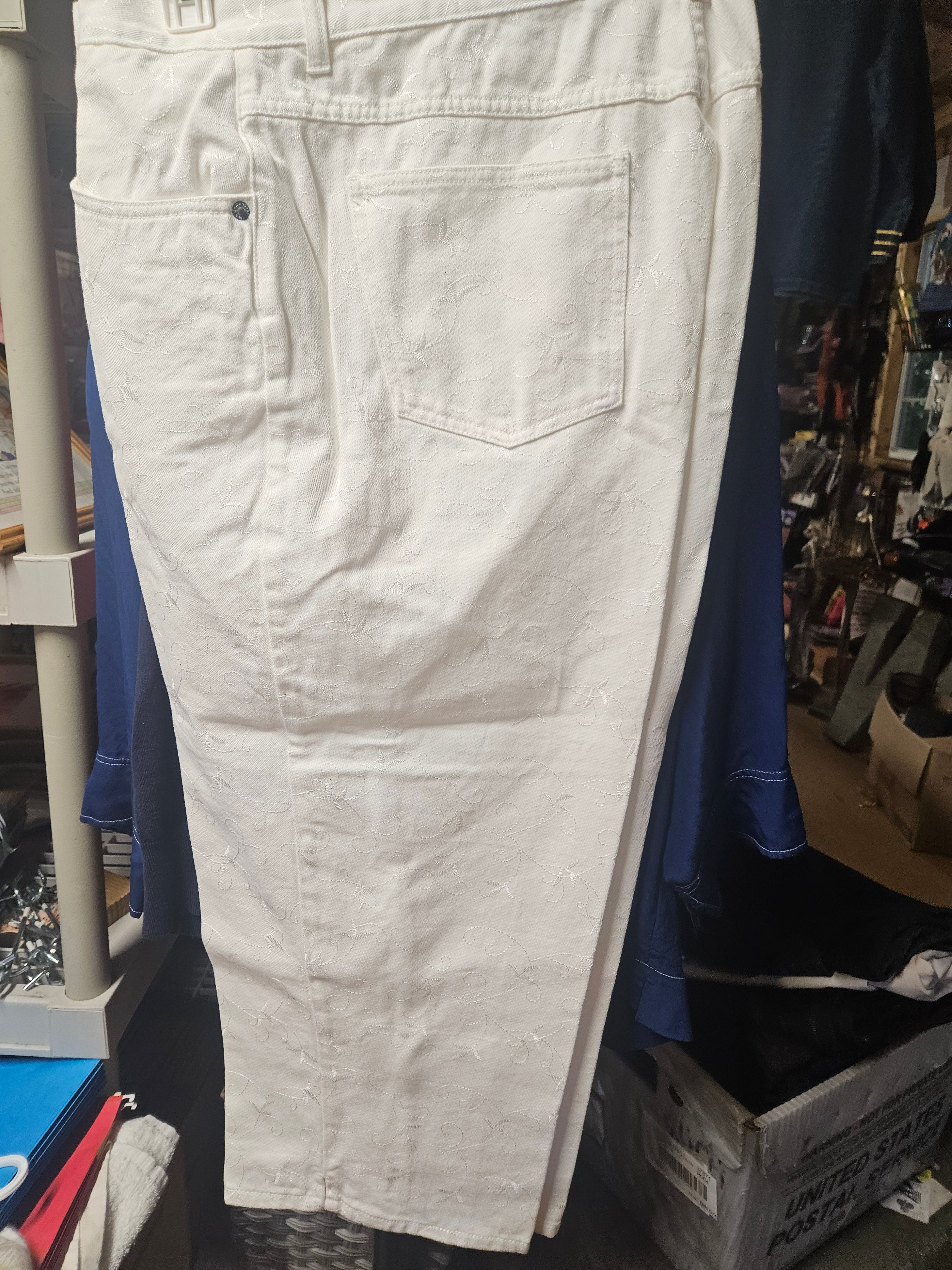 NW-1 White Pants Floral Embroidery Easy Fit  Carpi Size 20W