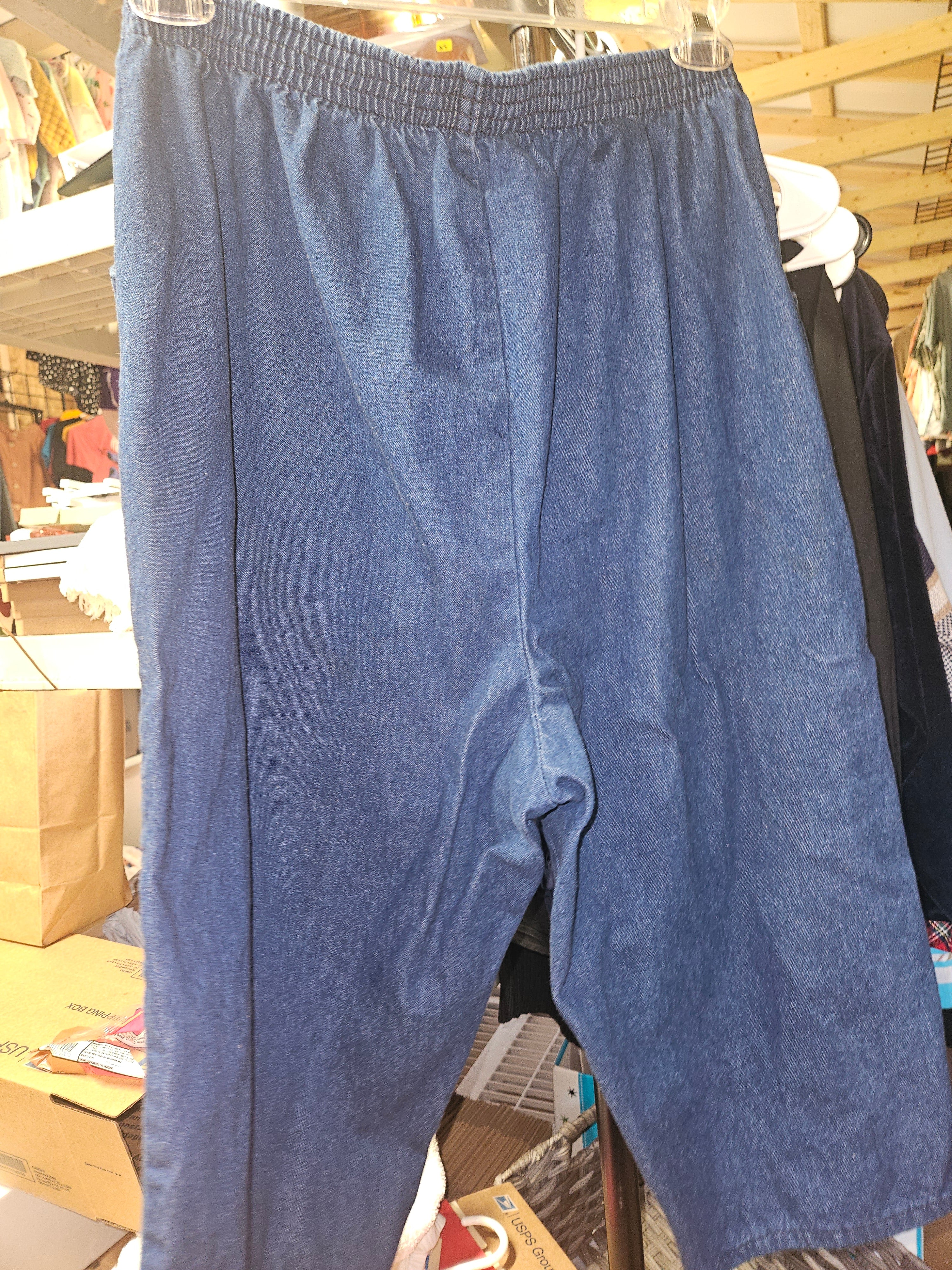 NW-1  Chic pair of Capri's